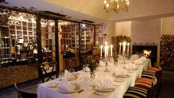 Serveert ontbijt, lunch en diner