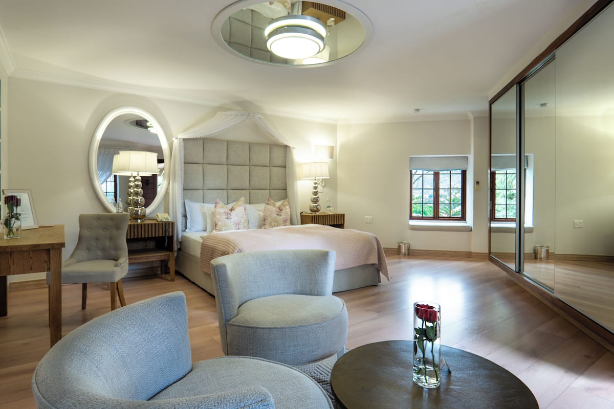 1 chambre, minibar, coffres-forts dans les chambres, bureau