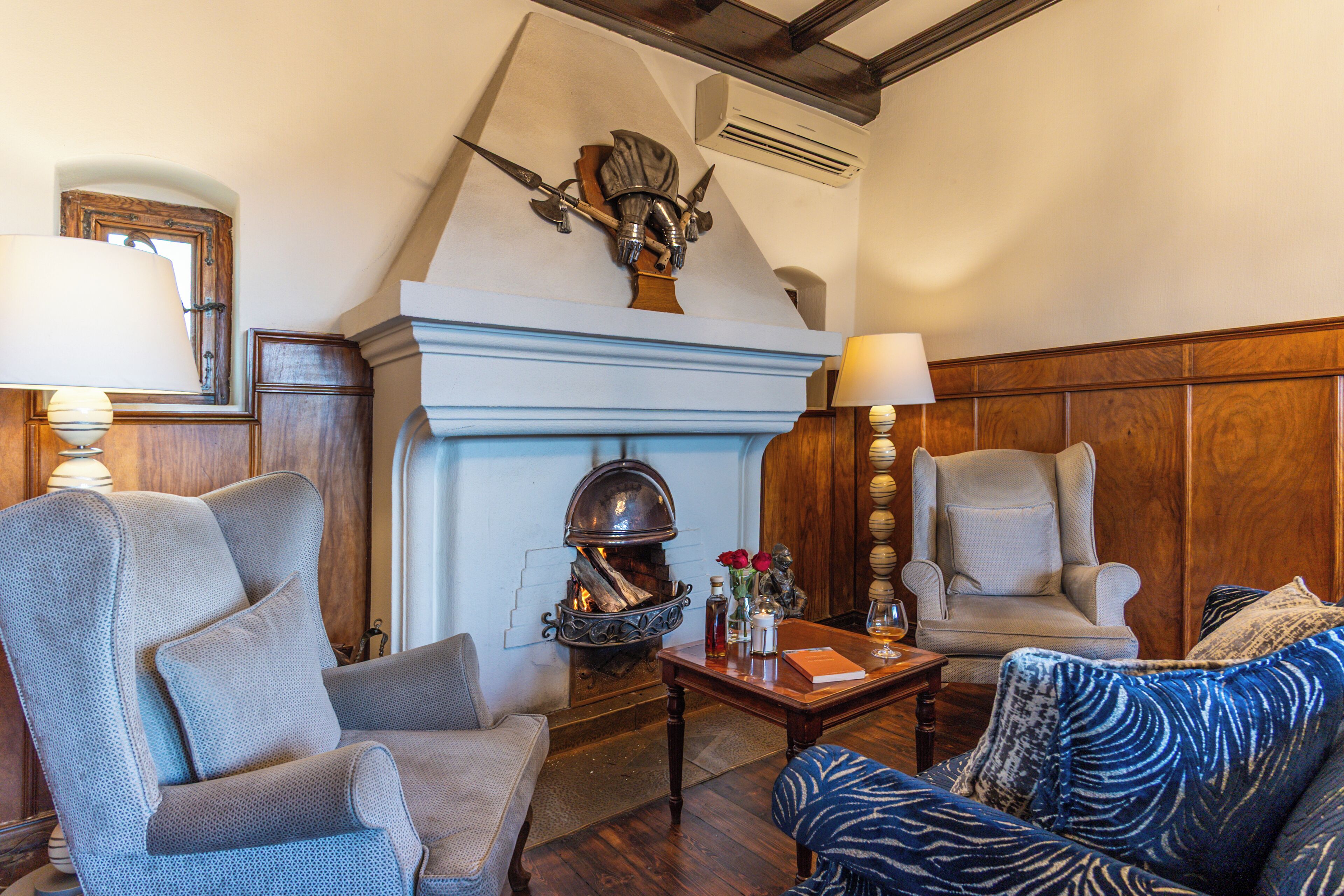 breakfast, lunch and dinner served