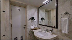 Bathroom - Brij Rama Palace (Varanasi)