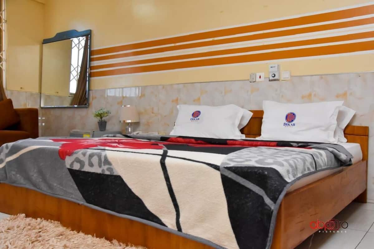 Deluxe Room, 1 Queen Bed | Desk, blackout drapes, free WiFi, bed sheets