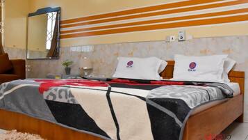 Deluxe Room, 1 Queen Bed | Desk, blackout drapes, free WiFi, bed sheets