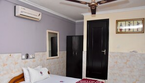 Habitació doble estàndard, 1 llit doble | Escriptori, cortines opaques, wifi gratuïta i roba de llit 