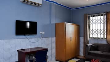 Deluxe Room, 1 Queen Bed | Desk, blackout drapes, free WiFi, bed sheets
