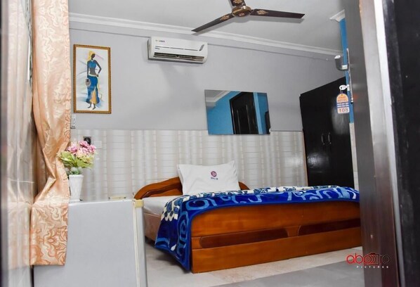 Desk, blackout curtains, free WiFi, bed sheets - Dikab Hotel (Accra)