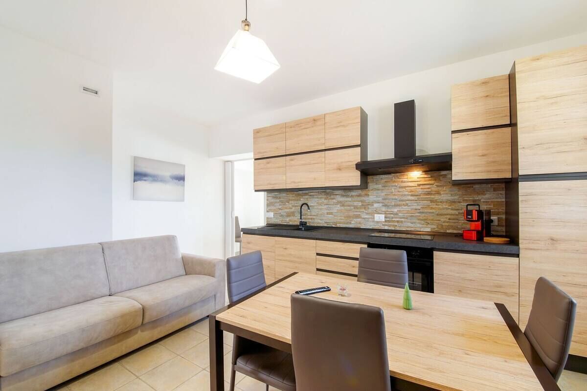 Flat-screen TV, fireplace, Netflix, streaming services