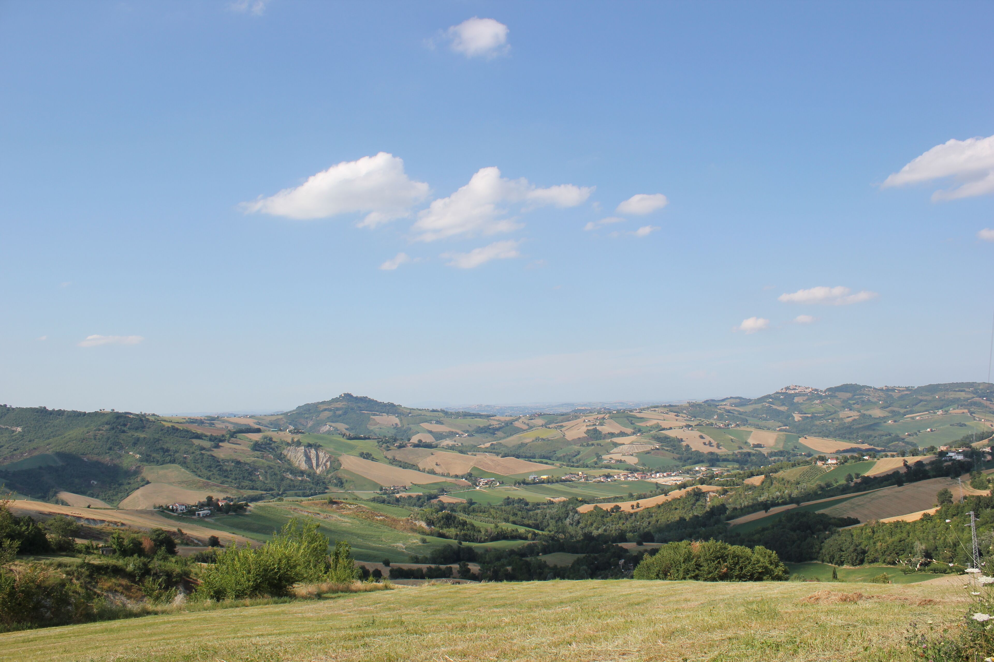 Panoramica su dolci colline e un cielo terso.