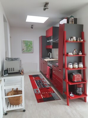 Kühlschrank, Mikrowelle, Herdplatte, Geschirrspüler