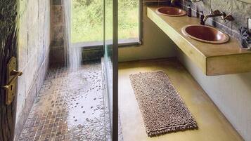 Tente Luxe | Salle de bain | Douche, douche à « effet pluie », articles de toilette gratuits