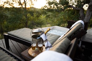 Premium bedding, in-room safe, soundproofing, bed sheets - Parsons Hilltop Safari Camp (Hoedspruit)