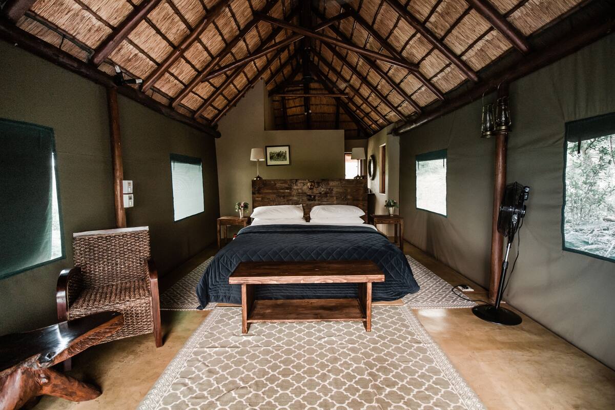 Premium bedding, in-room safe, soundproofing, bed sheets