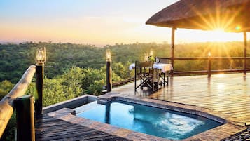Piscine extérieure, chaises longues