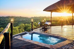 室外游泳池，日光浴躺椅