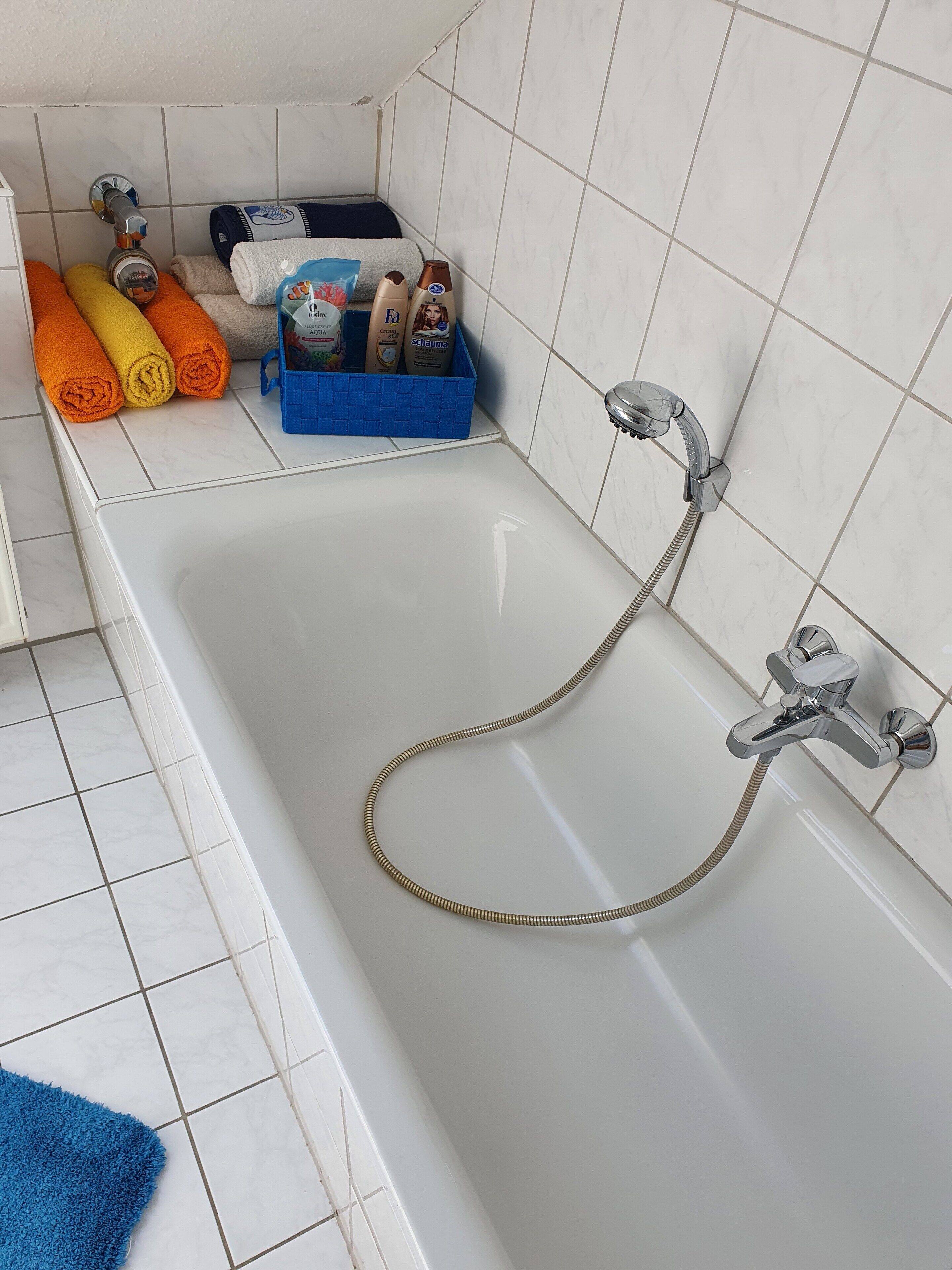 Kombinert dusj/badekar, hårføner, håndklær og såpe