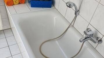 Kombinert dusj/badekar, hårføner, håndklær og såpe