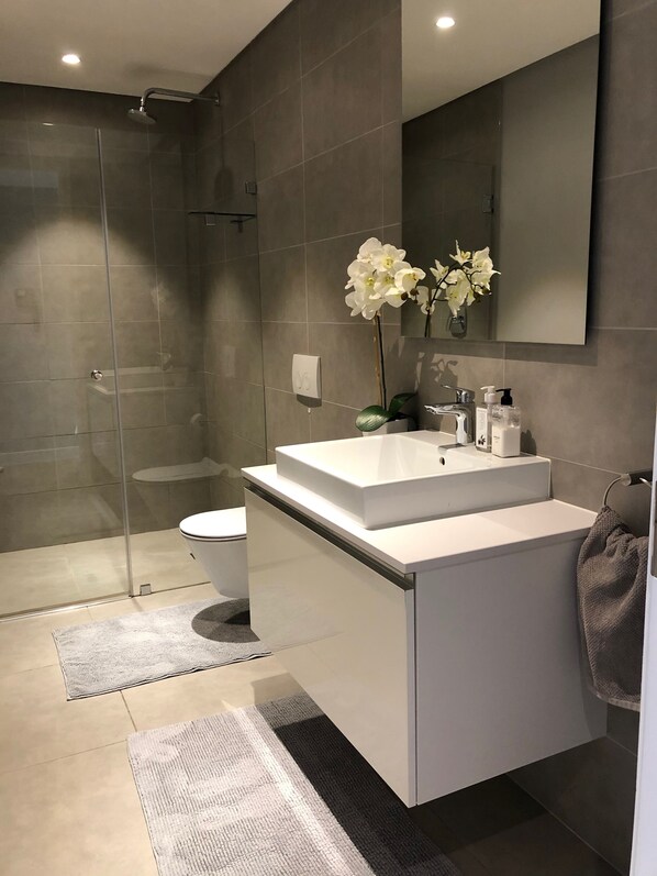 Shower, hair dryer, towels, soap - New luxury apartment in a prime location in the trendy Green Point with sea views! (Cape Town)