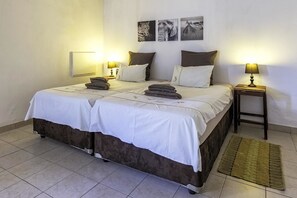 In-room safe, free WiFi, bed sheets - Trans Kalahari Inn (Windhoek)