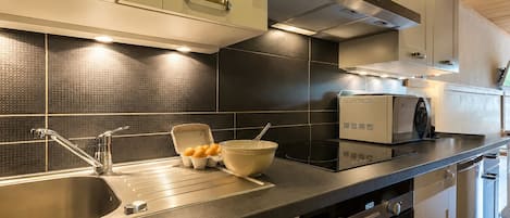 Cafetera y tetera, refrigerador, microondas y horno