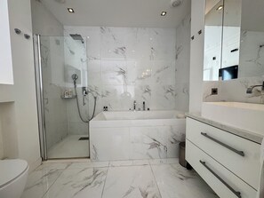 Secador de pelo, toallas, jabón y champú