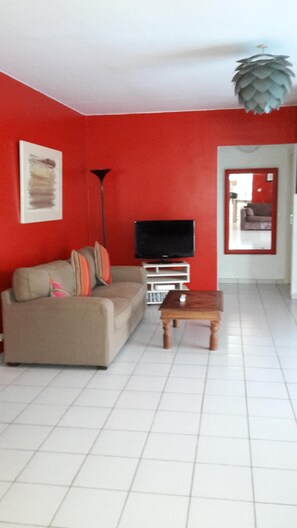 Smart-TV, bøker, musikkbibliotek og stereoanlegg