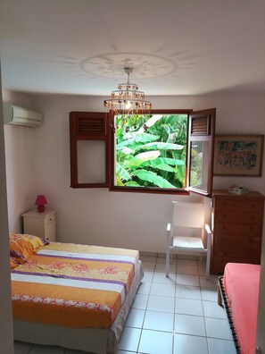 3 soverom, skrivebord, strykejern/-brett og reiseseng for barn