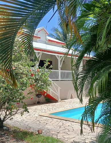 villa créole avec piscine dans jardin tropical