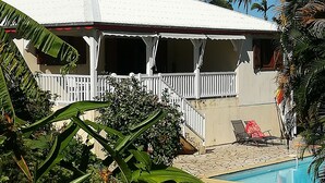 A house with a pool, surrounded by tropical vegetation. - Creole villa with pool in tropical garden   (Sainte Rose)