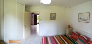 3 chambres, bureau, fer et planche à repasser, lit parapluie