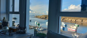 Maison confortable nichée au dessus du port avec une belle  vue mer,