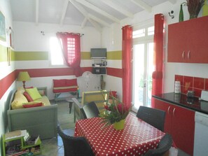 Smart-TV, DVD-Player, Bücher, Stereoanlage