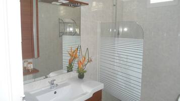 Douche, sĂšche-cheveux, serviettes fournies, savon