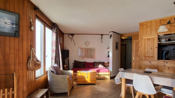 A cozy room with a bed, a dining table, and a kitchen area. - Tignes: 2-room apartment 41m², 500m from slopes, southwest balcony, wifi, 4-5 pers. (Tignes)
