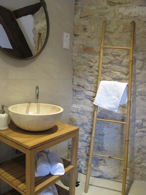 Shower, hair dryer, towels - Apartment of calm character ideally placed. Ideal for lovers. (Beaune)