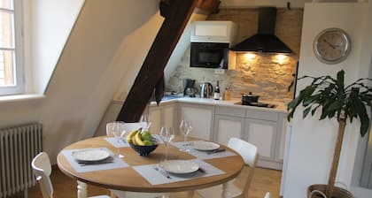 Apartment of calm character ideally placed. Ideal for lovers.