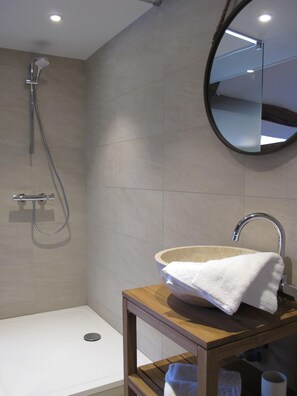 Douche, séchoir à cheveux, serviettes fournies