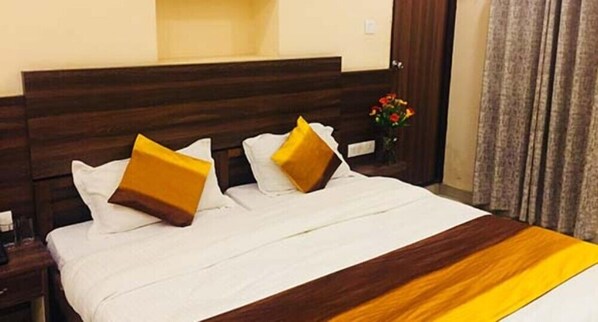 Tabla de planchar con plancha, wifi gratis y ropa de cama