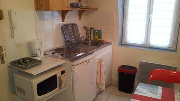 Coffee/tea maker, fridge, microwave, stovetop