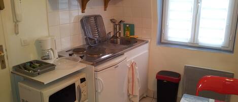 Kühlschrank, Mikrowelle, Herdplatte, Wasserkocher mit Kaffee-/Teezubehör