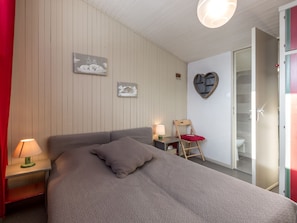 3 bedrooms, bed sheets