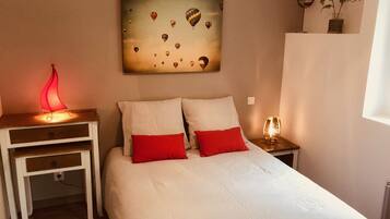 1 slaapkamer, een strijkplank/strijkijzer, gratis wifi, beddengoed