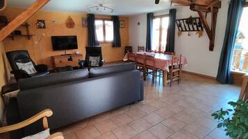 Télévision, lecteur de DVD, chaîne hi-fi