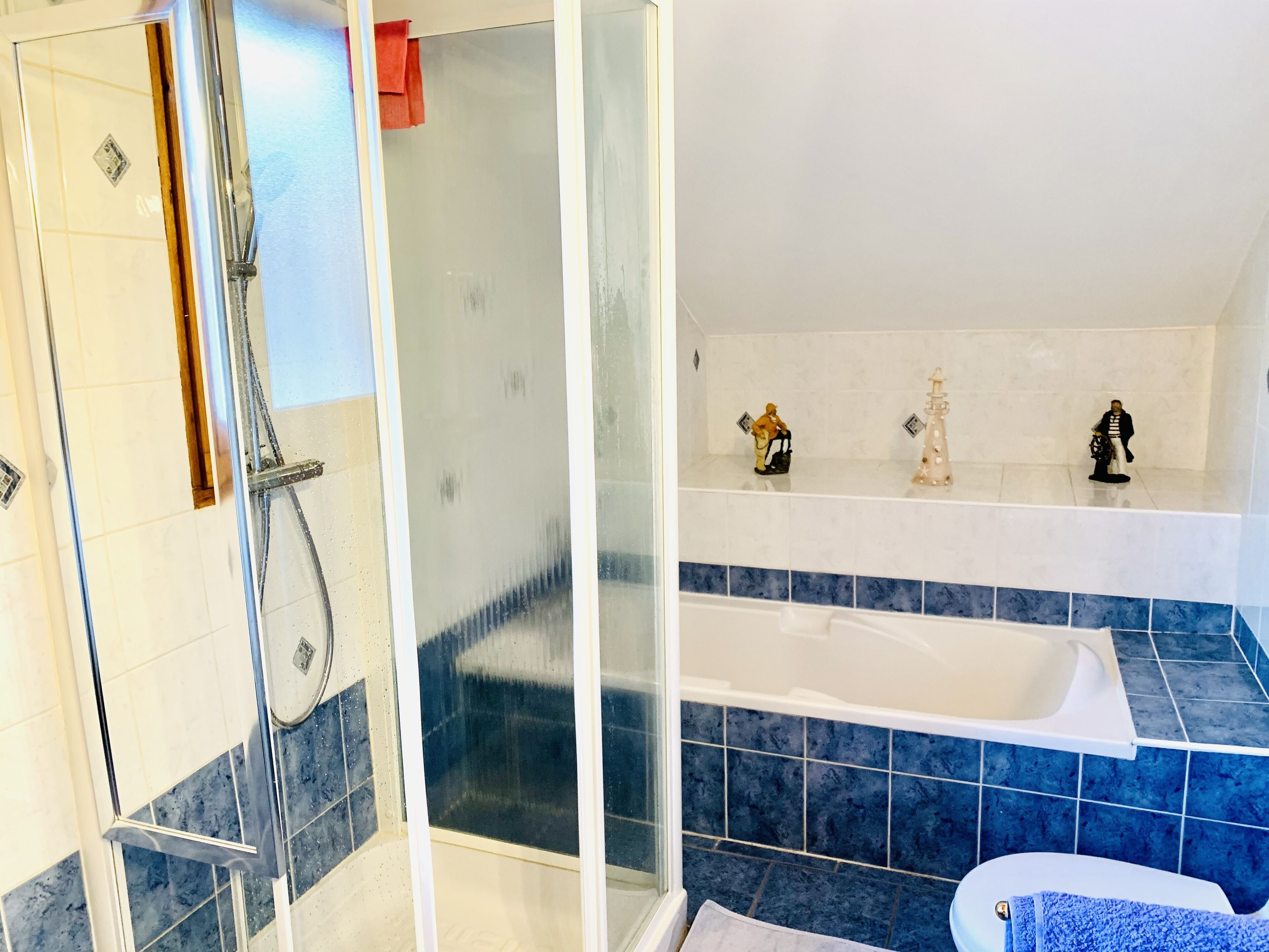 Ensemble douche/baignoire, sèche-cheveux