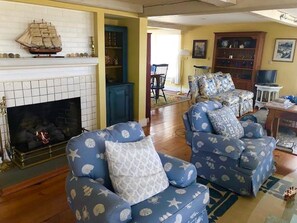 Smart TV, lareira, DVD player, mesa de pingue-pongue