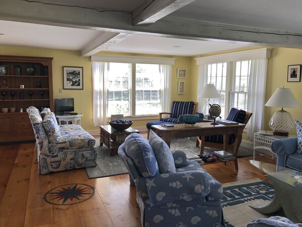 Téléviseur connecté, foyer, lecteur de DVD, table de ping-pong