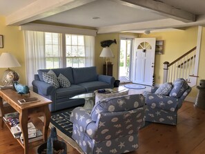 Téléviseur connecté, foyer, lecteur de DVD, table de ping-pong