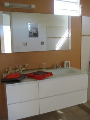 Dutxa, assecador de cabells i tovalloles 