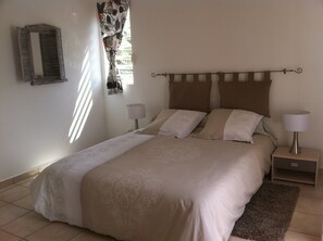 3 dormitoris, planxa i posts de planxar, un bressol de viatge i wifi 