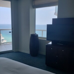 1 bedroom, iron/ironing board, WiFi, bed sheets - Located in QClub Ft Lauderdale Beach Resort- Wrap Around Balcony  (Fort Lauderdale)