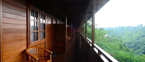 Soundproofing, free WiFi