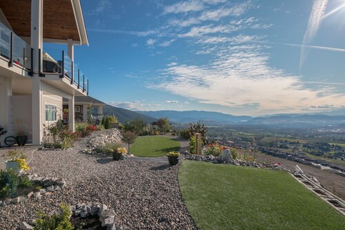 NEWER 2 BEDROOM WALKOUT BASEMENT SUITE WITH GREAT VIEWS. CENTRALLY LOCATED